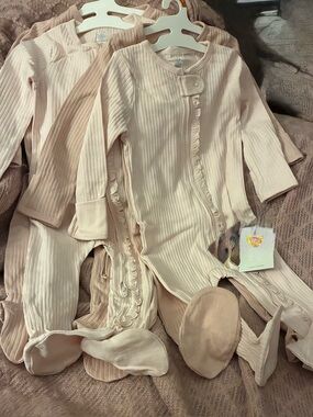 NWT cloud Island bundle of 2 sets, (4 sleepers) Baby Sleepers size 6-9 mo. Pink